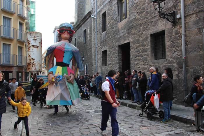 Gabonetako azokak jende asko 54 1576941776818