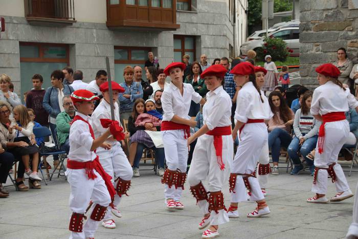 Dantzak, txistuak eta trikit 103 1565549132693