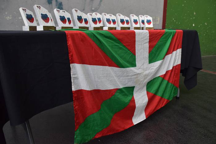 Giro onean ari da ospatzen B 3 1527960638582