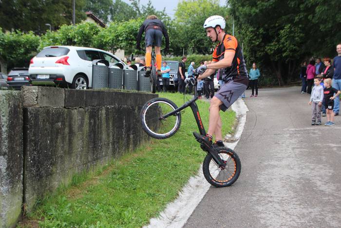 Erakustaldi batekin hasi dir 1 1496514920583