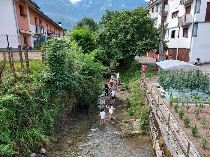 Amezketa inguruak garbitzen  2 1627558494505