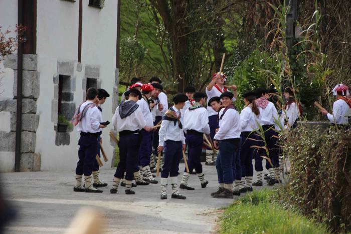 Ajerik gabe, makila eta lau  24 1551617868116