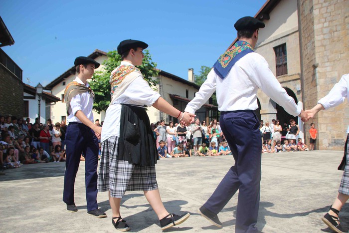 Emakumeak dantzari, lehenengo aldiz soka dantzan - 13