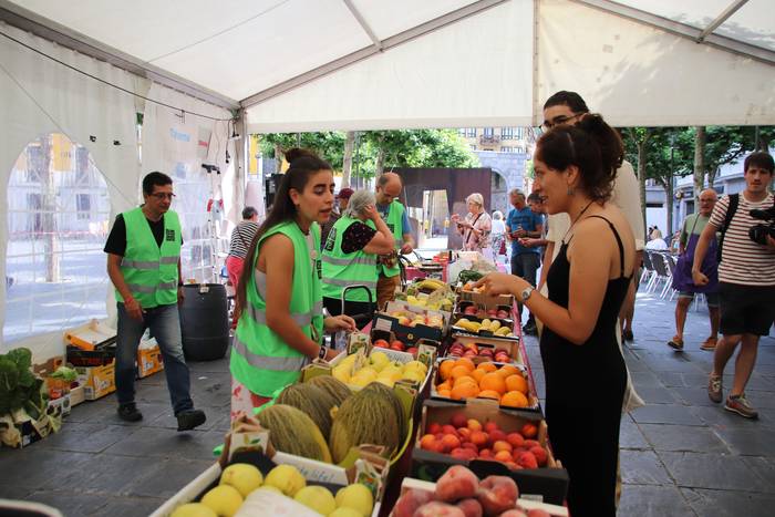 Zutani elkarteak eskerrak eman dizkie elkartasun azokan ekarpena egin zutenei