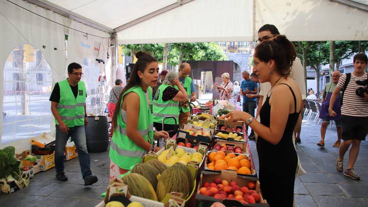 Zutani elkarteak eskerrak eman dizkie elkartasun azokan ekarpena egin zutenei