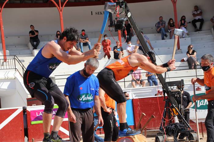 Izetatarrek jantzi dute txap 25 1624130520481