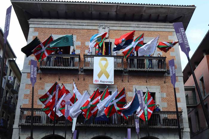 Tolosa urdinez jantzi da 48 1632073510593