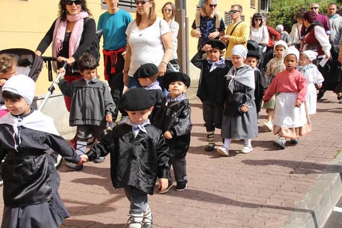 Haurrek alaitu dituzte kalea 25 1494677895819