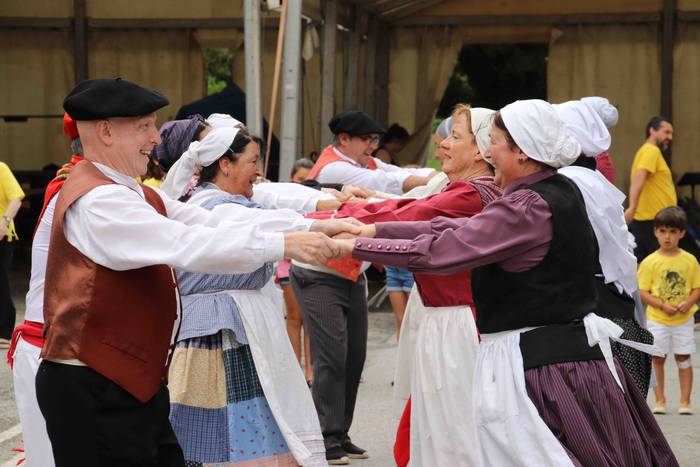 Larrain dantza egin dute Ama 28 1562505585658