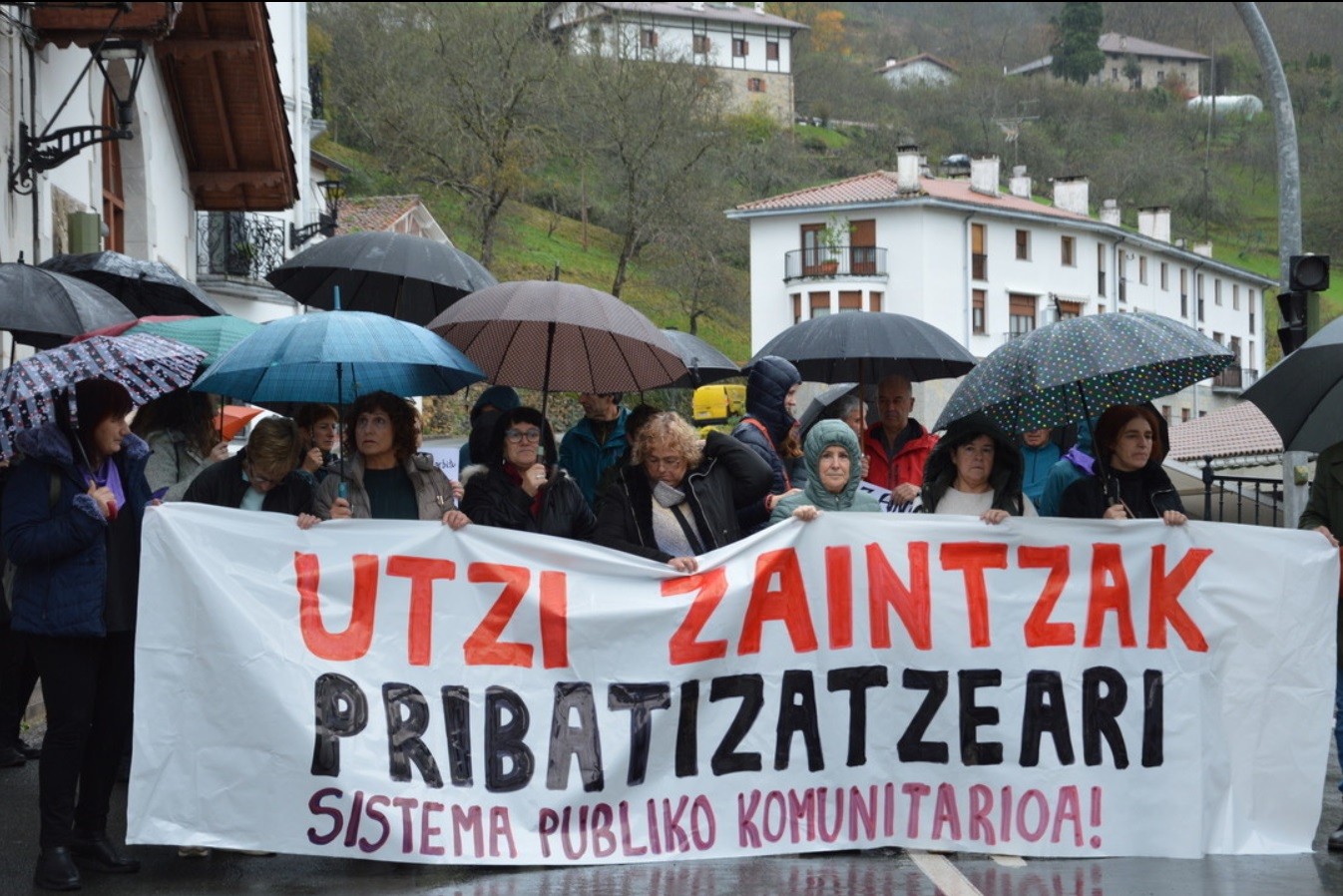 Herria zeharkatu dute Errezilen, zaintza sistema publiko eta komunitarioa aldarrikatzeko