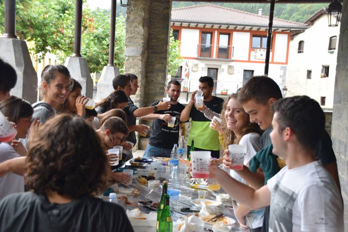 Irurako gazteak herriari bizia ematen 24 1469283845590