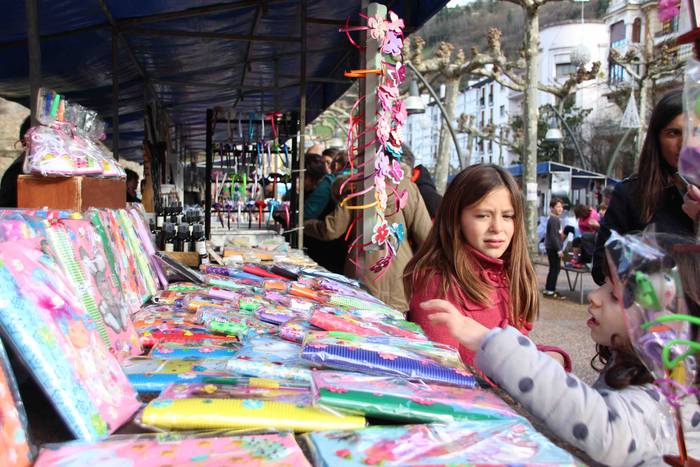 Gabonetako azokak jende asko 67 1576941788584