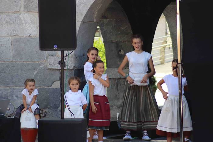 Dantzan igaro dute goiza Liz 33 1630841480594