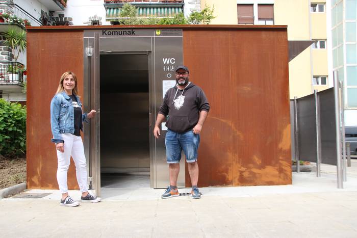 Bi komun publiko jarri dituzte Villabonako kaleetan