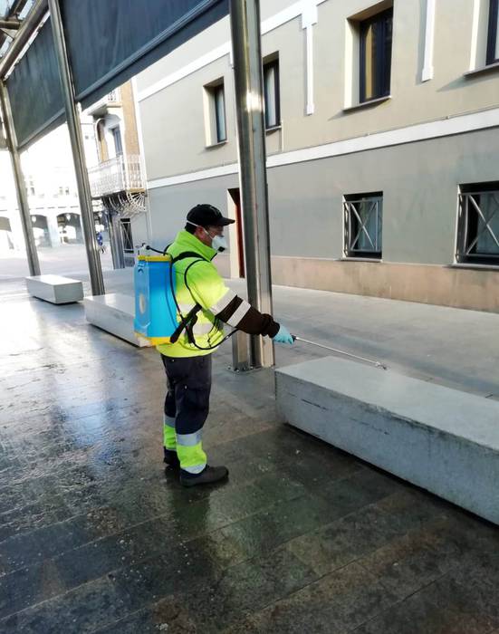 Kale garbiketako udal brigada Amasa-Villabonako kaleak desinfektatzen ari da