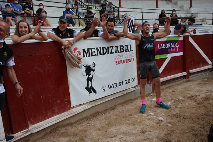 Izetatarrek jantzi dute txap 82 1624130541146