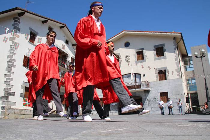 Axeriak dantzan Adunan 62 1471261093168