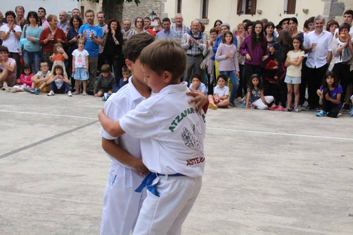 Jaietako egun handia ospatzen ari dira Asteasun 48 1467203820520