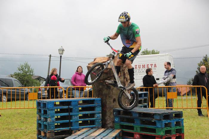 Erakustaldi batekin hasi dir 8 1496514965726