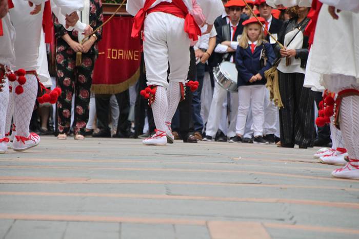 Santuek eta dantzariek poztu 124 1498312876938