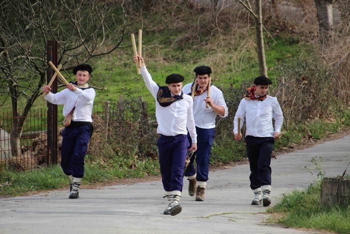 Ajerik gabe, makila eta lau  20 1551617840422