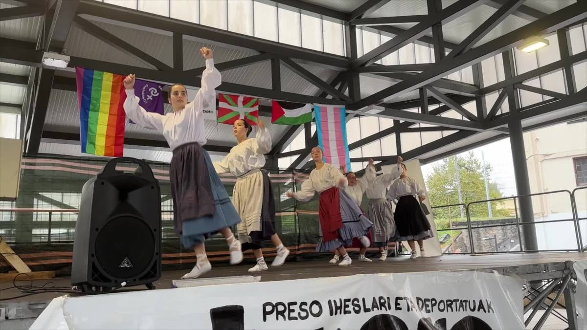 Bukalai dantza taldea, herritarren aurrean Elbarrenako jaietan