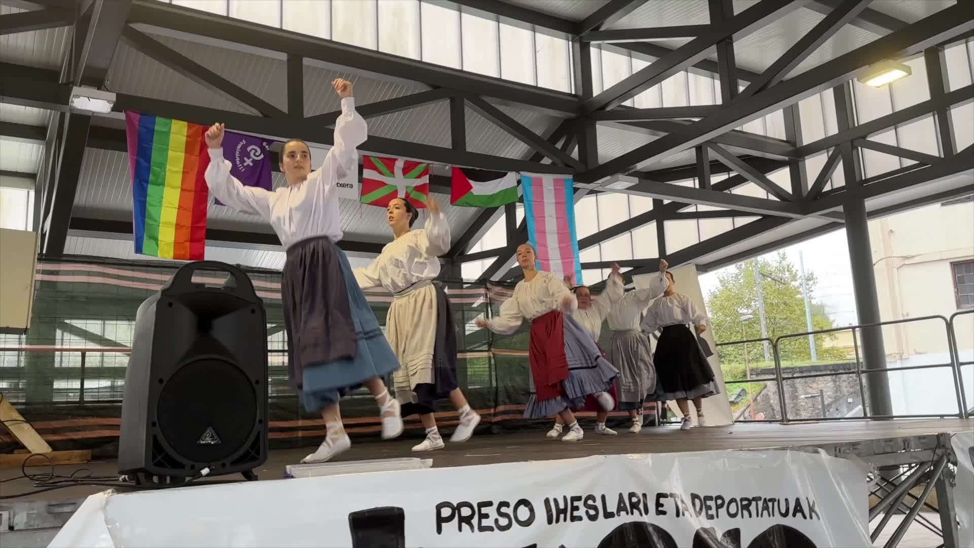 Bukalai dantza taldea, herritarren aurrean Elbarrenako jaietan