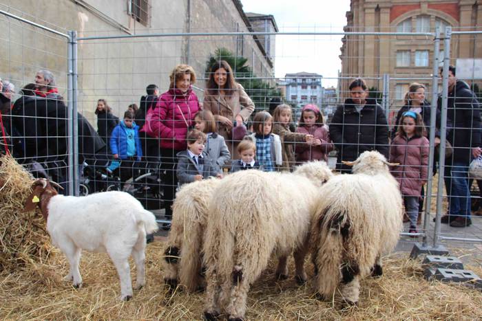 Gabonetako azokak jende asko 31 1576941761837