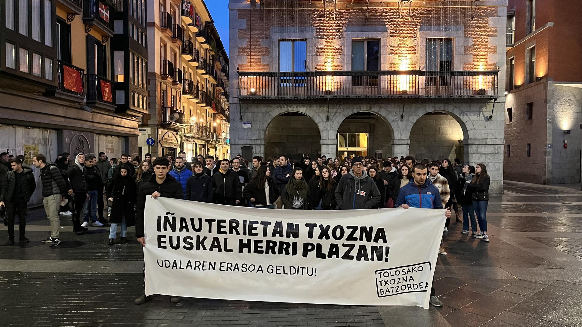Udaletxe atarira eraman dute aldarria