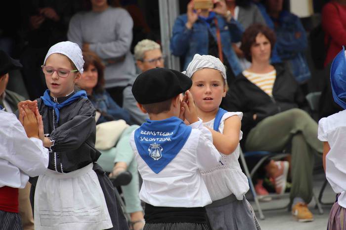 Dantzak, txistuak eta trikit 32 1565549087034