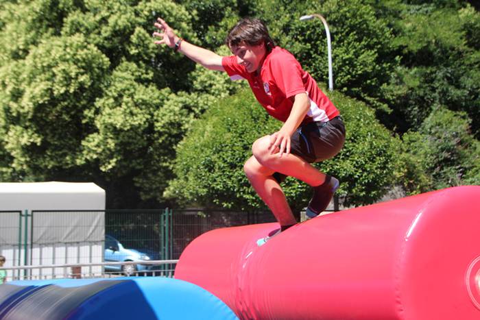 Haurrak jolasean, helduak jan eta edanean 31 1468672095270