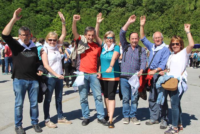 Eskuak batuta, desio bakarre 42 1528640777959