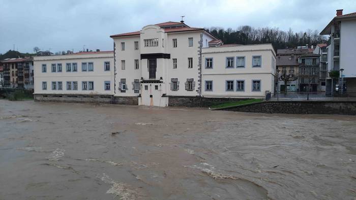 Urak eta lurrak gain hartu d 17 1639129522508