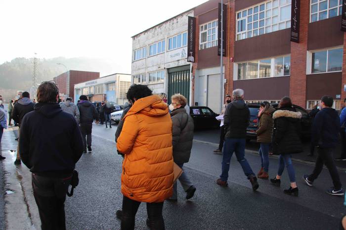 Auto-karabana egin dute osta 3 1610796581185