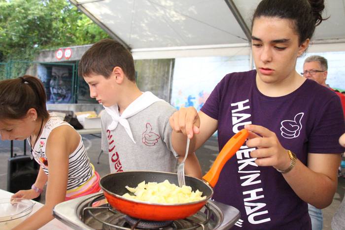 Haurrak beren dohaiak erakusten 10 1469532156757