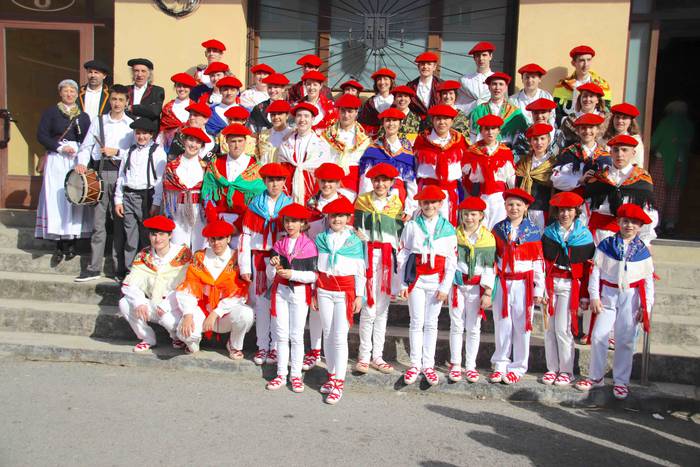 Dantzatzen duen herria 1 1581859421344