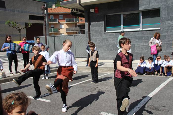 Haurrek alaitu dituzte kalea 40 1494677989623