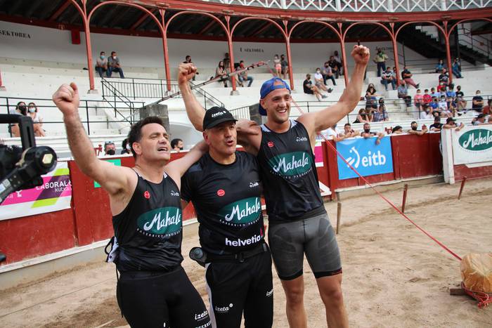 Izetatarrek jantzi dute txap 85 1624130542116