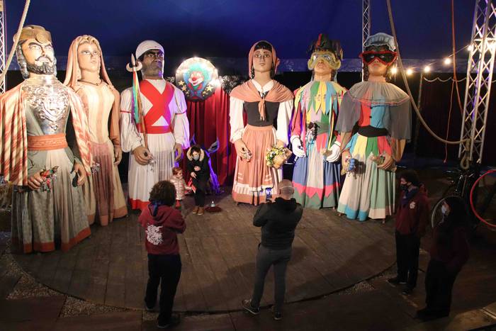 Zirkuan egiten ari dira harr 4 1608821701115