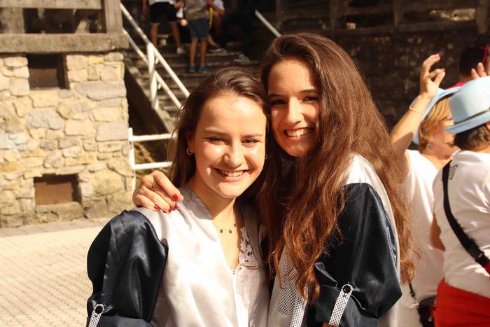 Kalean gora eta behera, kuad 80 1564506837898