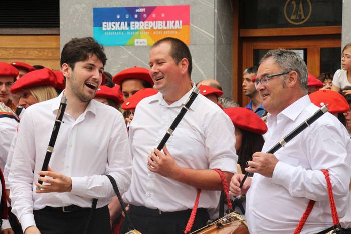 Santuek eta dantzariek poztu 35 1498312370948