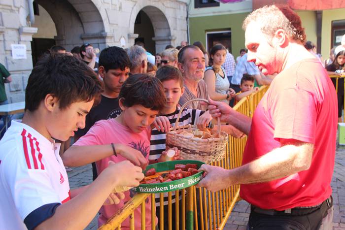 Haurrak jolasean, helduak jan eta edanean 40 1468672192759