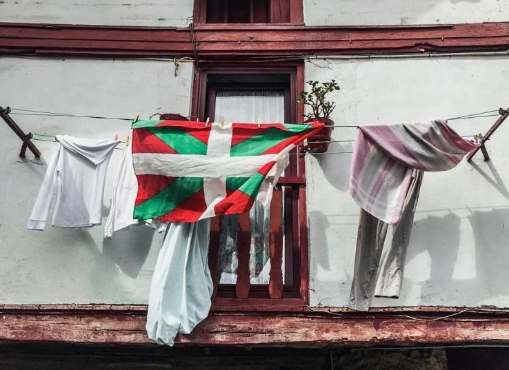 Etxeko balkoiak janzteko deia luzatu du Zizurkilgo Udalak