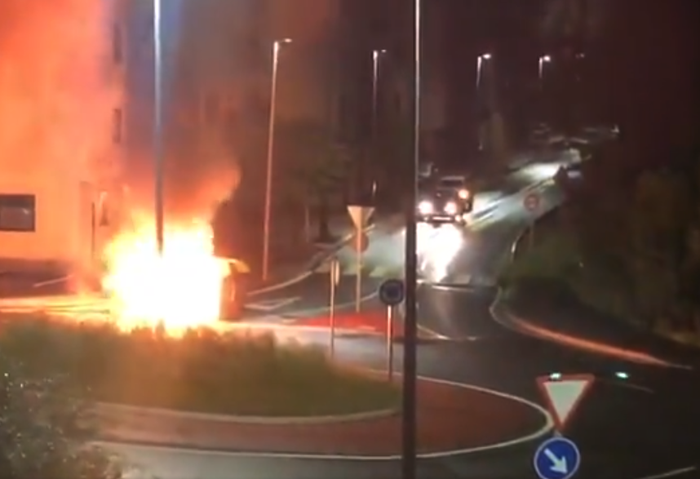 Edukiontziak erre dituzte Zizurkilen