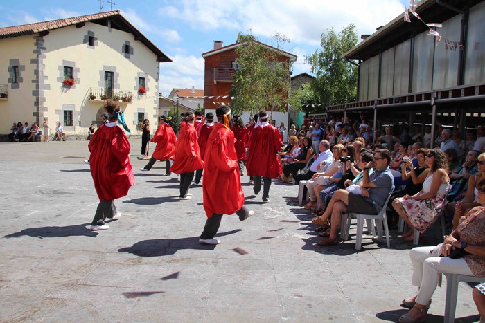Emakumeak Adunako Axeri-dantzan, lehen aldiz - 53