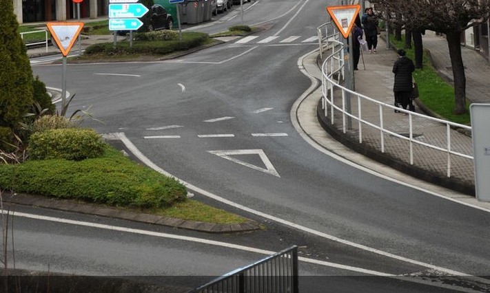 Trafikoa itxita Joxe Arregi plazaren parean, eraberritze lanak direla eta