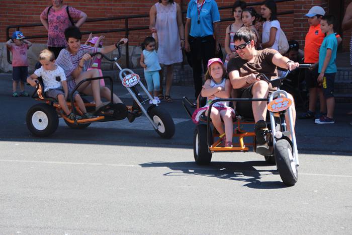 Haurrak jolasean, helduak jan eta edanean 19 1468671957605