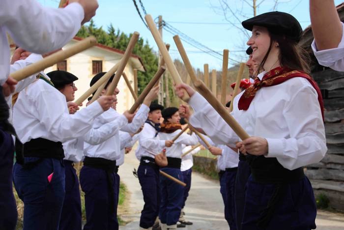 Ajerik gabe, makila eta lau  33 1551617929751