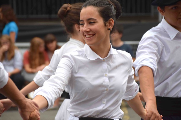Soka dantzak jende ugari bildu du Errebote plazan - 25