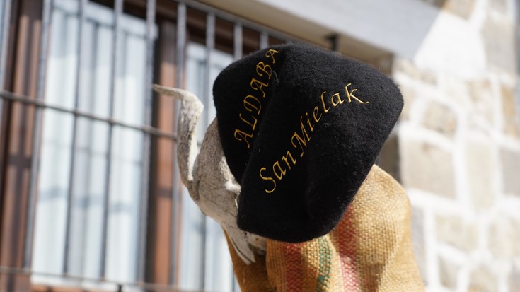 Txapel jaurtiketa egin dute Aldaban